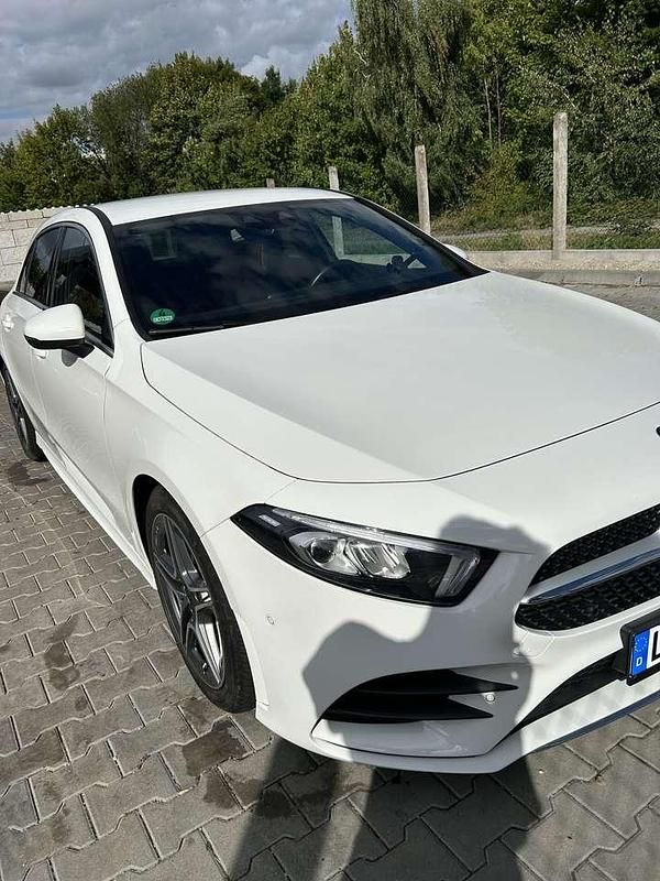 Weiß Gebraucht 2018 Mercedes A200 AMG line Limousine | 22.800 € (Fairer Preis) - Bild 1/4