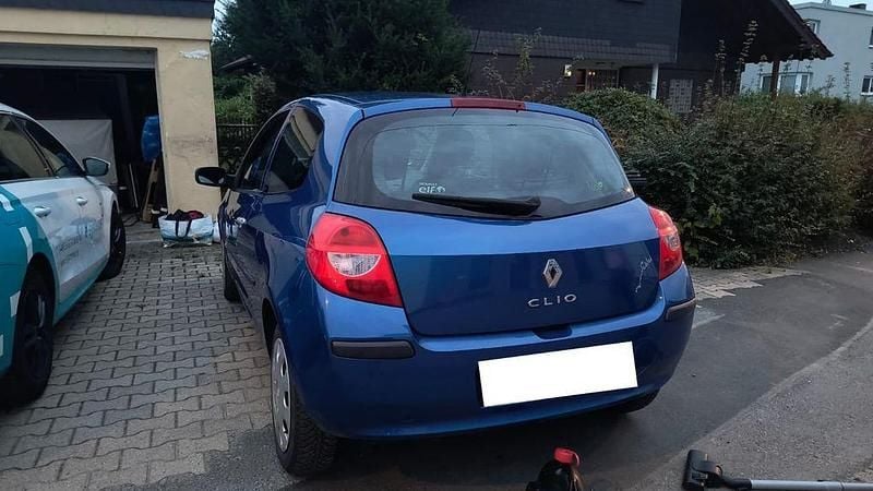 Blau Gebraucht 2008 Renault Clio II Dynamique Limousine | 1.500 € (Fairer Preis) - Bild 1/4