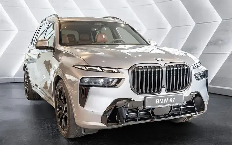 Neu BMW X7 352 PS (258 kW) 2026 Grau SUV