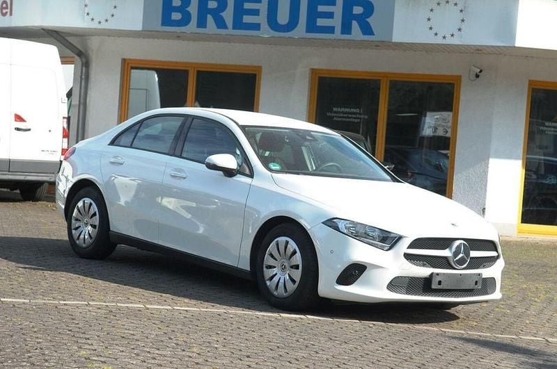 Weiss Gebraucht 2022 Mercedes A180 Limousine | 21.420 € (Superpreis) - Bild 1/4