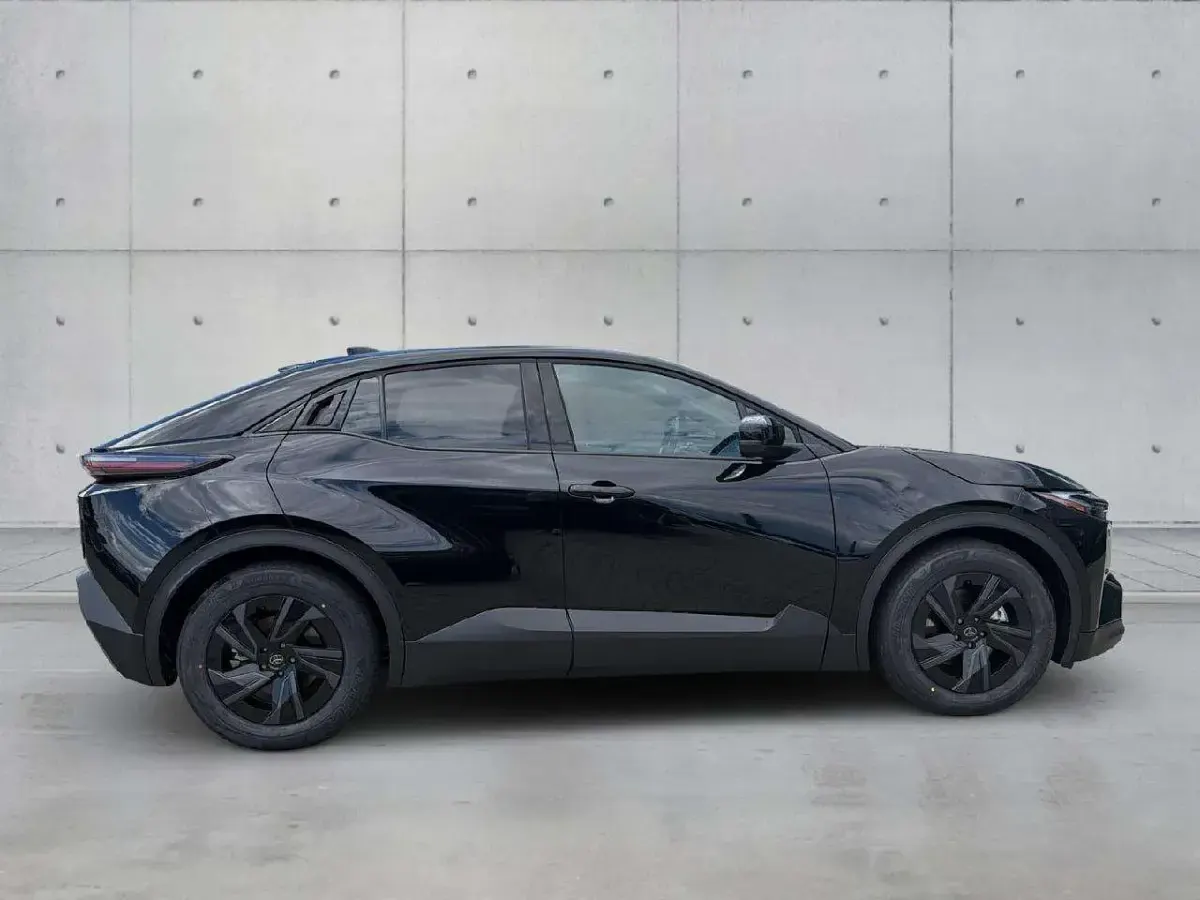 Neu Toyota C-HR 224 PS (164 kW) 2026 Attitude black mc. SUV