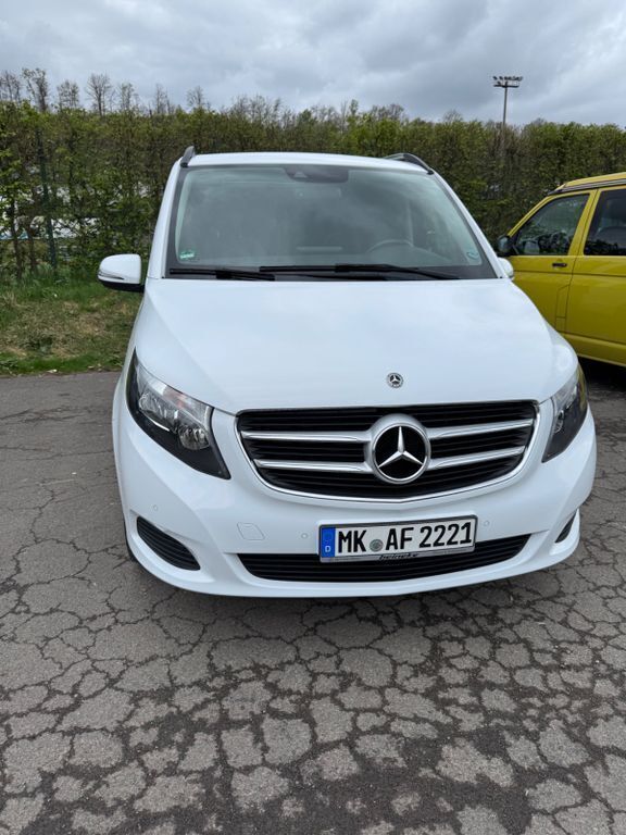 Weiß Gebraucht 2018 Mercedes V220 Van / Kleinbus | 40.000 € (Fairer Preis) - Bild 1/4