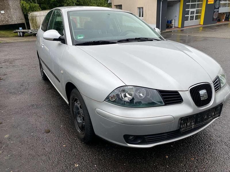 Grau Gebraucht 2004 Seat Ibiza Reference Limousine | 1.890 € (Fairer Preis) - Bild 1/4