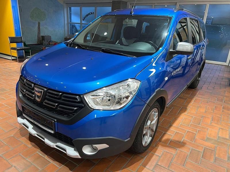 Blau Gebraucht 2022 Dacia Lodgy Stepway Van / Kleinbus | 12.800 € (Fairer Preis) - Bild 1/4