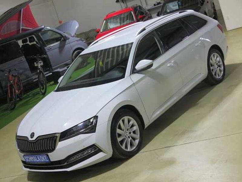 Gebraucht Skoda Superb Style 218 PS (160 kW) 2023 Moon white (metallic) Kombi