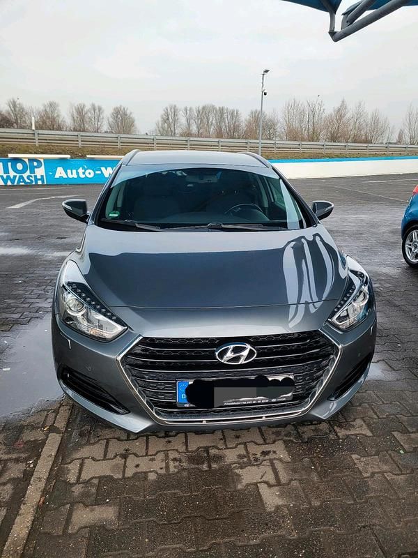 Silber Gebraucht 2018 Hyundai i40 Edition Kombi | 15.000 € (Fairer Preis) - Bild 1/4