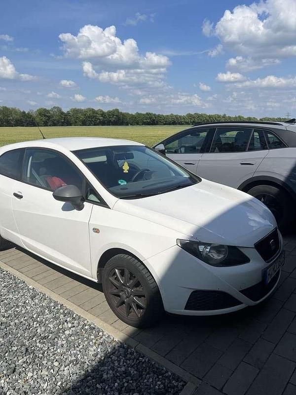 Weiß Gebraucht 2009 Seat Ibiza Reference Limousine | 4.000 € (Fairer Preis) - Bild 1/4