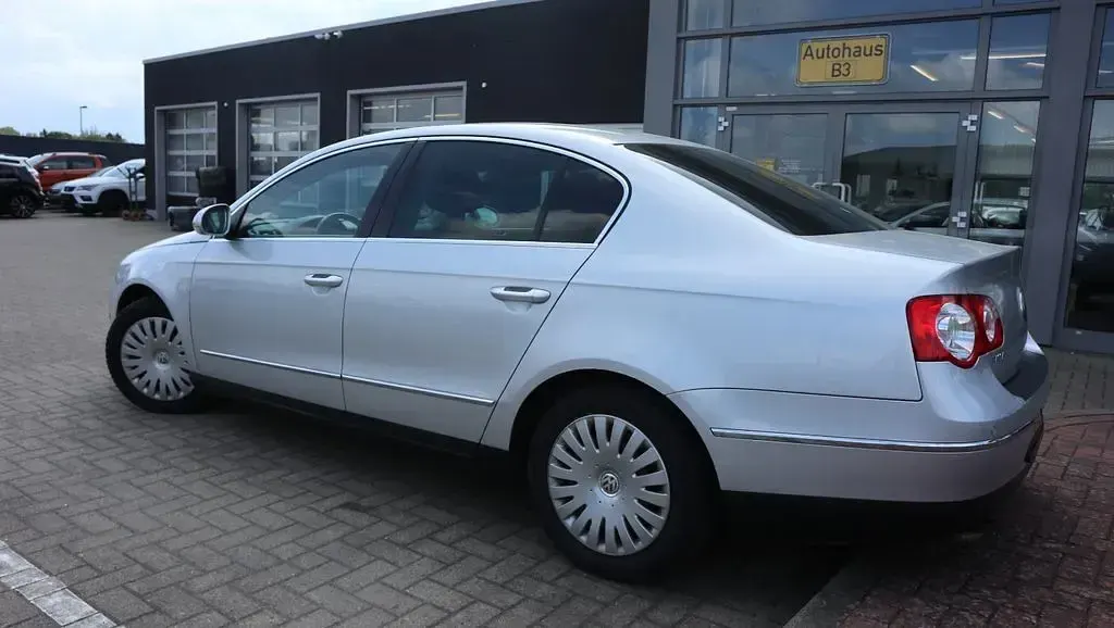 Second-hand VW Passat Highline 150 CP (110 kW) 2005 Argintiu Berlinǎ