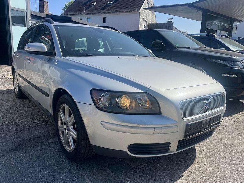 Silber Gebraucht 2006 Volvo V50 Momentum Kombi | 990 € (Superpreis) - Bild 1/4
