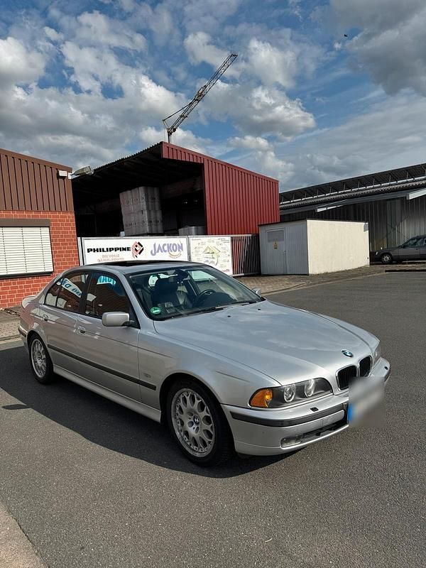 Grau Gebraucht 1999 BMW 528 Limousine | 3.800 € (Fairer Preis) - Bild 1/4