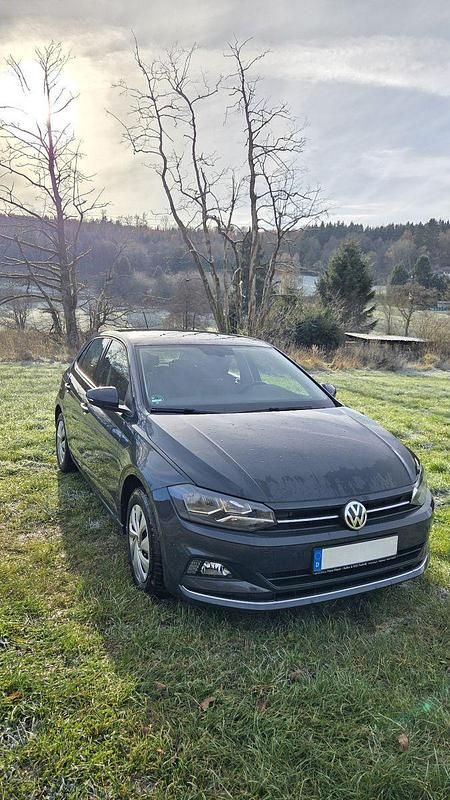 Grau Gebraucht 2018 VW Polo Highline Kleinwagen | 10.900 € (Fairer Preis) - Bild 1/4
