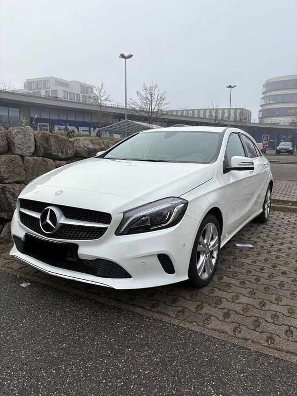 Gebraucht Mercedes A180 Edition 109 PS (80 kW) 2016 Weiß Kleinwagen