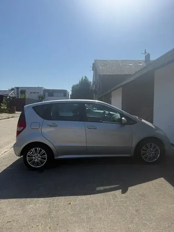 Gebraucht Mercedes A180 Elegance 109 PS (80 kW) 2011 Silber Kleinwagen