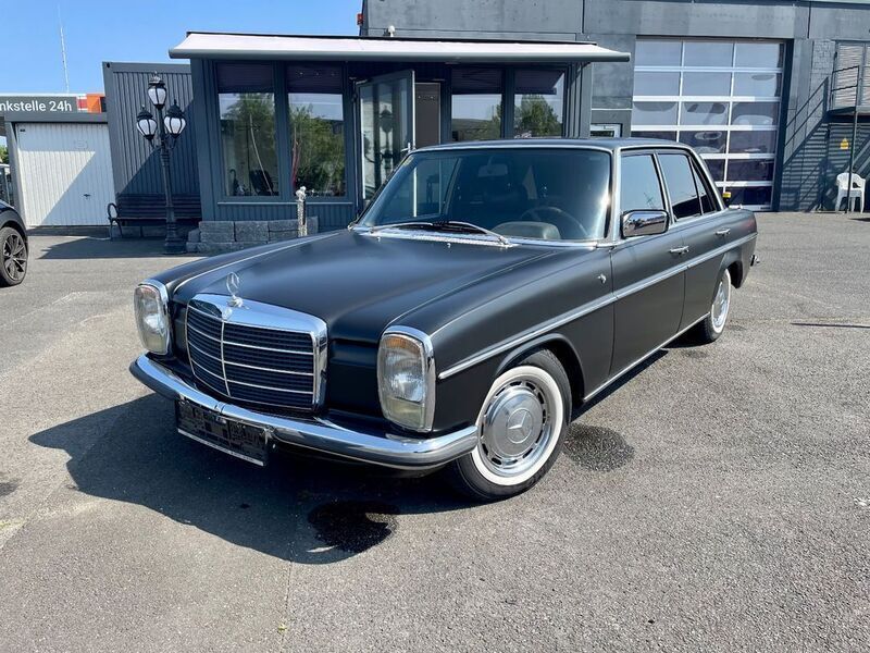 Gelb Gebraucht 1974 Mercedes 230 Limousine | 12.990 € - Bild 1/4