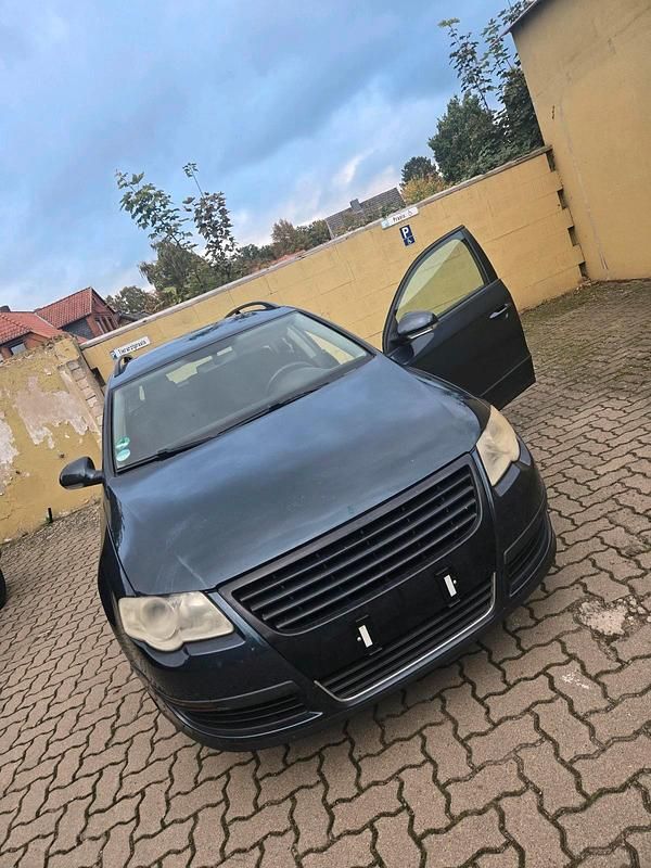 Blau Gebraucht 2006 VW Passat Kombi | 1.150 € (Superpreis) - Bild 1/4