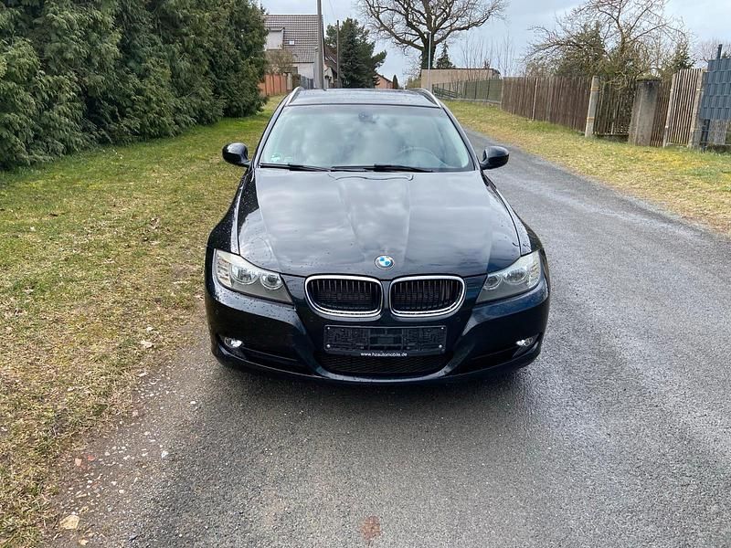 Gebraucht BMW 318 142 PS (104 kW) 2011 Schwarz Kombi