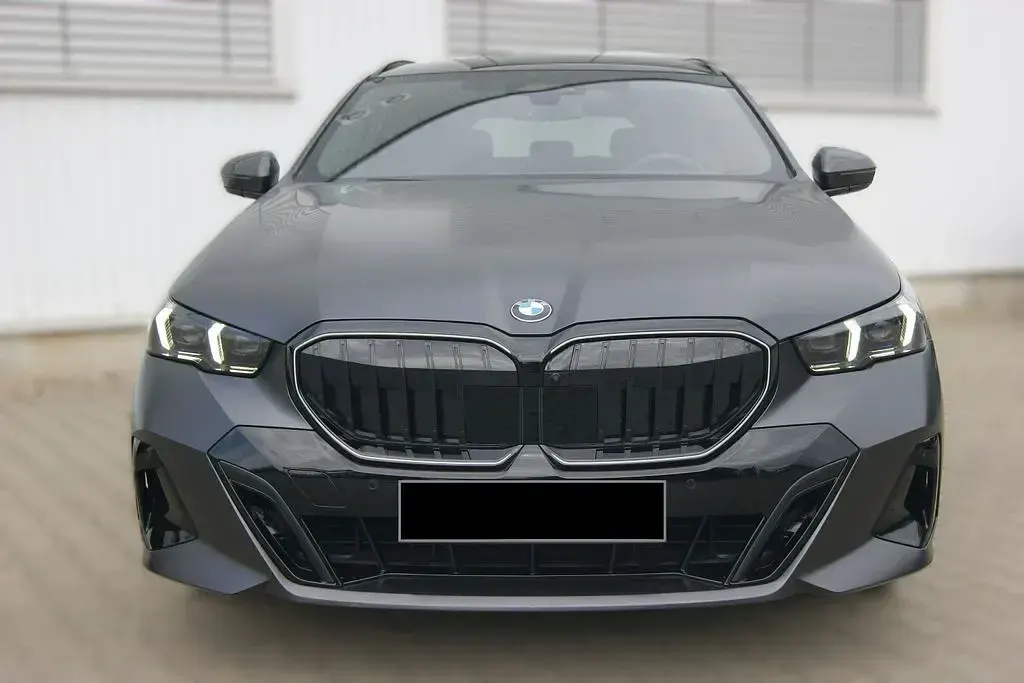 Gebraucht BMW 540 Sport Line 303 PS (222 kW) 2025 Grau Limousine
