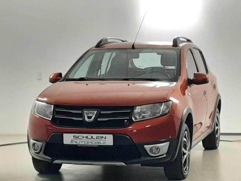 Rot Gebraucht 2014 Dacia Sandero Prestige Kleinwagen | 6.880 € (Fairer Preis) - Bild 1/4