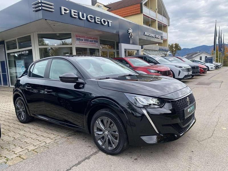 Perla nera schwarz Gebraucht 2022 Peugeot e-208 Active Kleinwagen | 19.500 € (Teuer) - Bild 1/4