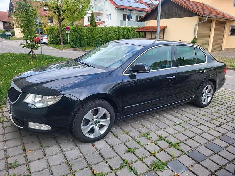 Schwarz Gebraucht 2011 Skoda Superb Limousine | 12.000 € (Teuer) - Bild 1/4