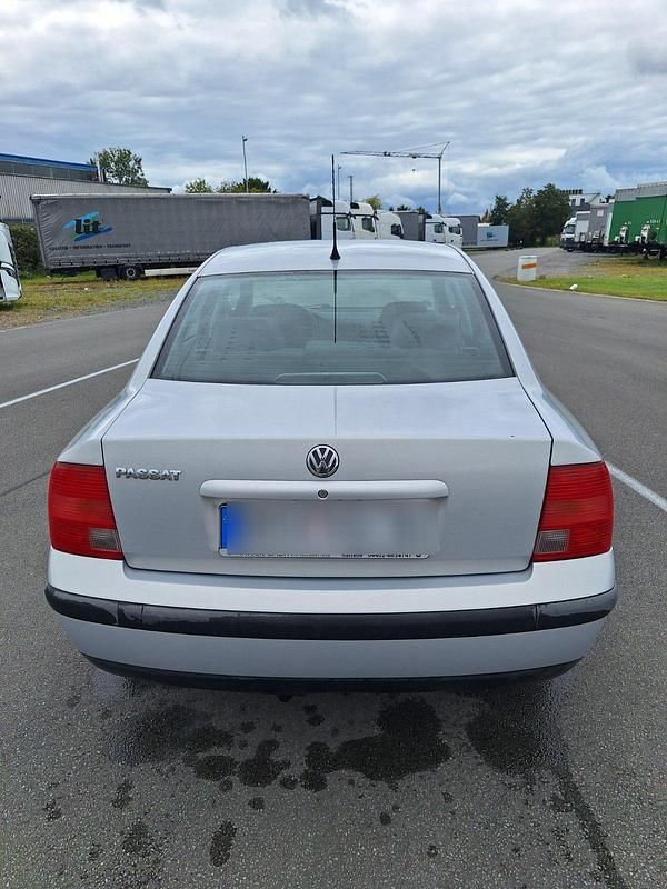 Gebraucht VW Passat 100 PS (73 kW) 1998 Silber Limousine