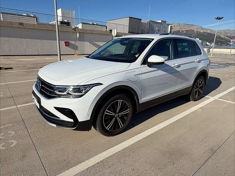 Weiß Gebraucht 2021 VW Tiguan Elegance SUV | 32.000 € (Teuer) - Bild 1/4