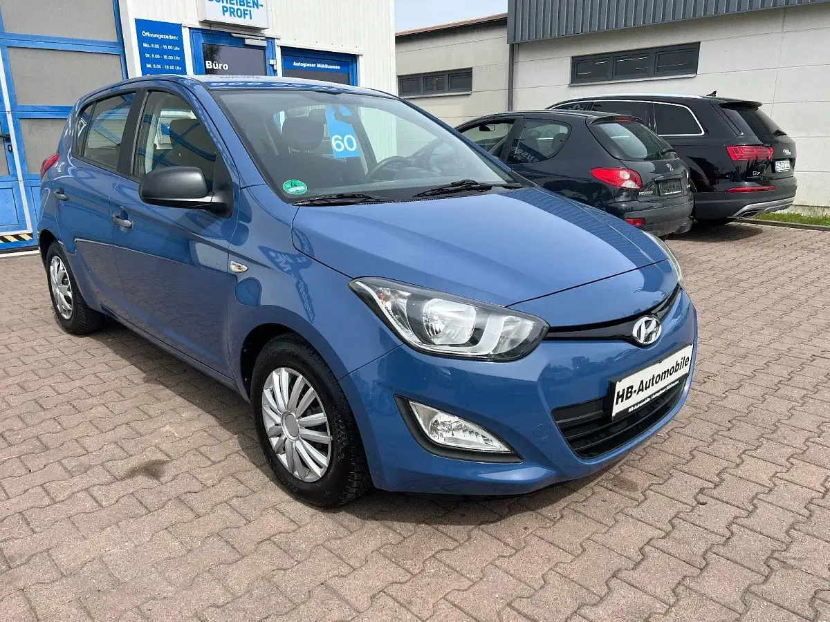 Gebraucht Hyundai i20 90 PS (66 kW) 2015 Blau Kleinwagen
