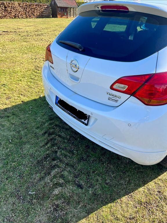 Gebraucht Opel Astra Color Edition 140 PS (102 kW) 2012 Weiß Limousine