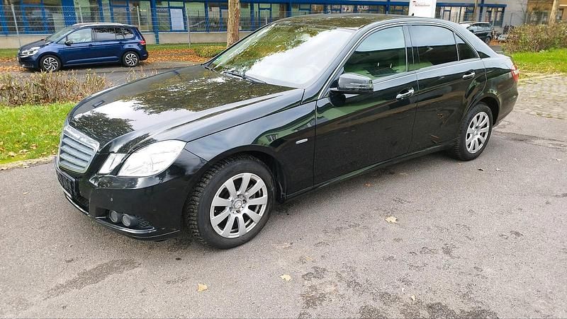Schwarz Gebraucht 2010 Mercedes E220 Limousine | 9.500 € (Superpreis) - Bild 1/4