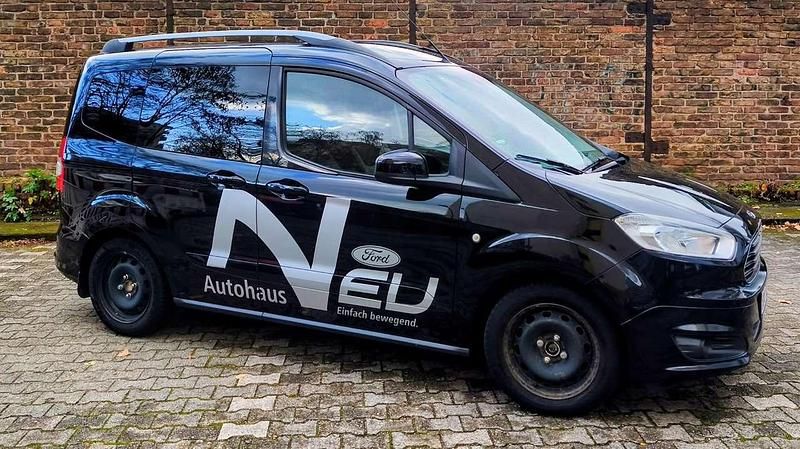 Schwarz Gebraucht 2017 Ford Tourneo Courier Trend Van / Kleinbus | 7.499 € (Fairer Preis) - Bild 1/4