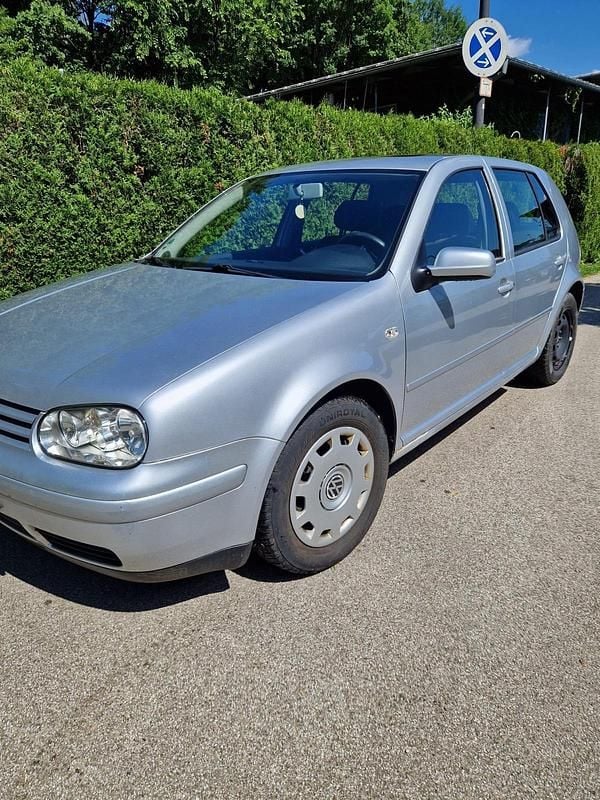 Silber Gebraucht 2002 VW Golf IV Kleinwagen | 1.850 € - Bild 1/4