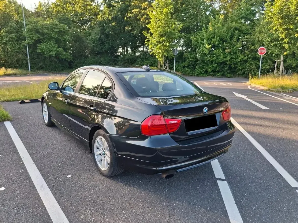 Gebraucht BMW 318 143 PS (105 kW) 2010 Schwarz Limousine