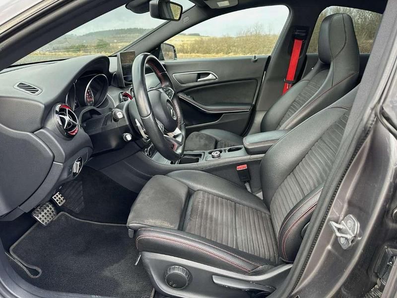 Grau Gebraucht 2018 Mercedes CLA250 Shooting Brake Kombi | 21.550 € (Fairer Preis) - Bild 1/4