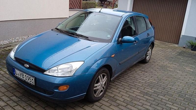 Blau Gebraucht 2001 Ford Focus Ghia Limousine | 950 € (Fairer Preis) - Bild 1/4