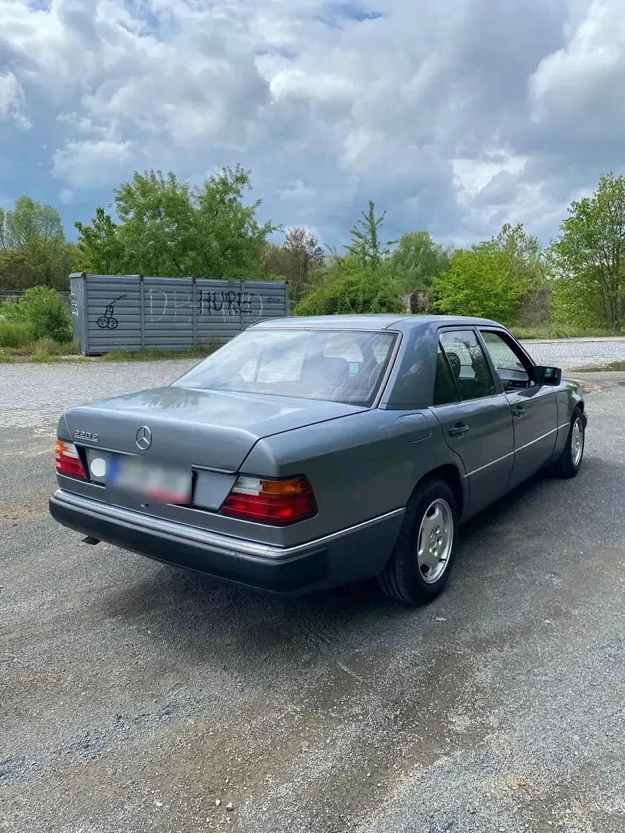 Gebraucht Mercedes E220 150 PS (110 kW) 1993 Grau Limousine