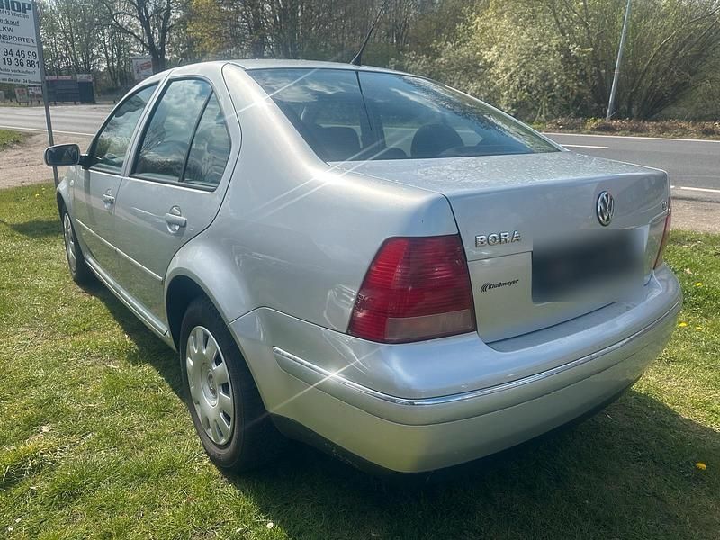 Second-hand VW Bora 105 CP (77 kW) 2004 Argintiu Berlinǎ