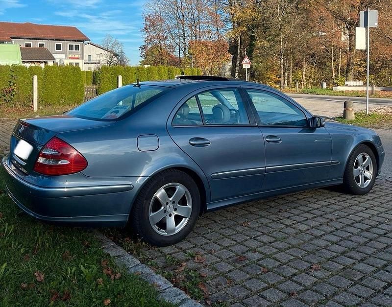 Blau Gebraucht 2002 Mercedes E240 Avantgarde Limousine | 9.499 € - Bild 1/4