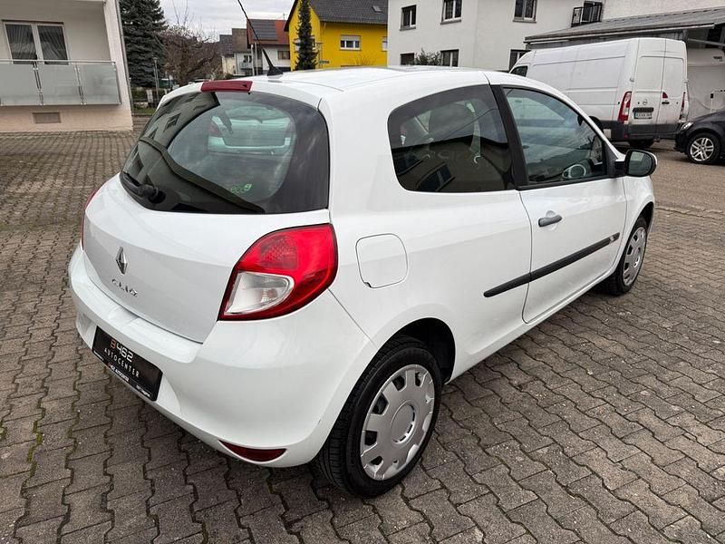 Gebraucht Renault Clio III Expression 75 PS (55 kW) 2010 Weiß Kleinwagen