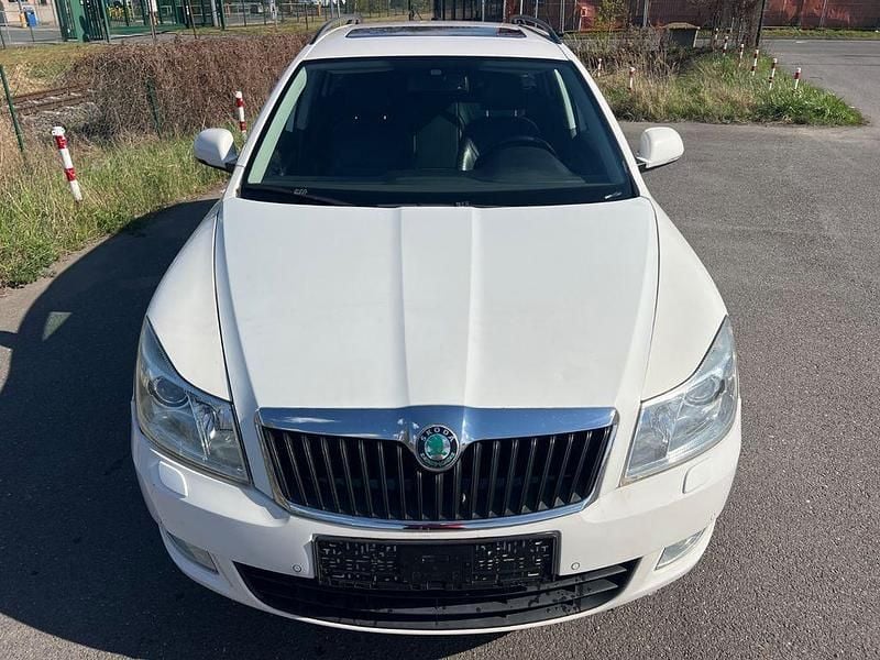 Usado Skoda Octavia Elegance 140 HP (102 kW) 2011 Branco Carrinha
