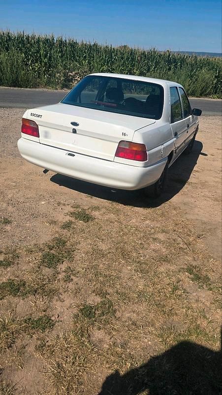 Gebraucht Ford Escort 90 PS (66 kW) 1996 Weiß Limousine