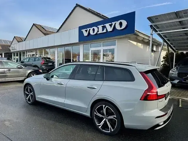 Używany Volvo V60 Plus 197 KM (144 kW) 2025 Szary Kombi
