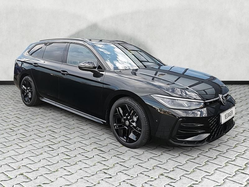 Grenadillschwarz metallic Neu 2025 VW Passat R-line Kombi | 46.790 € (Superpreis) - Bild 1/4