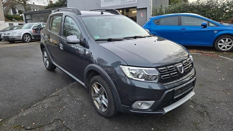 Grau Gebraucht 2019 Dacia Sandero Prestige Limousine | 8.390 € (Fairer Preis) - Bild 1/4