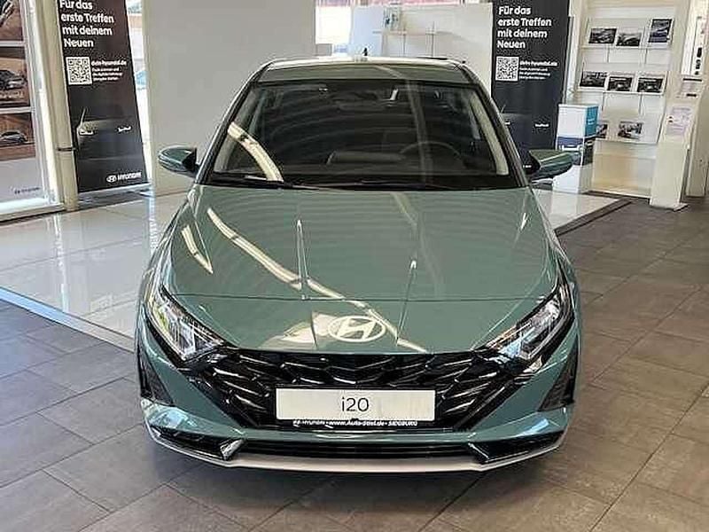 Mangrove green Neu 2025 Hyundai i20 Comfort Limousine | 21.890 € (Fairer Preis) - Bild 1/4