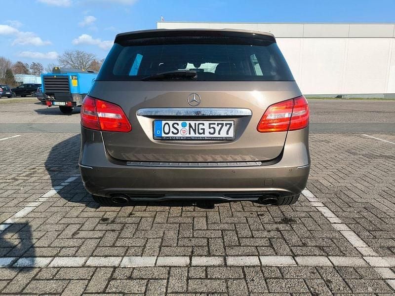 Gebraucht Mercedes B180 Edition 1 109 PS (80 kW) 2012 Braun Van / Kleinbus