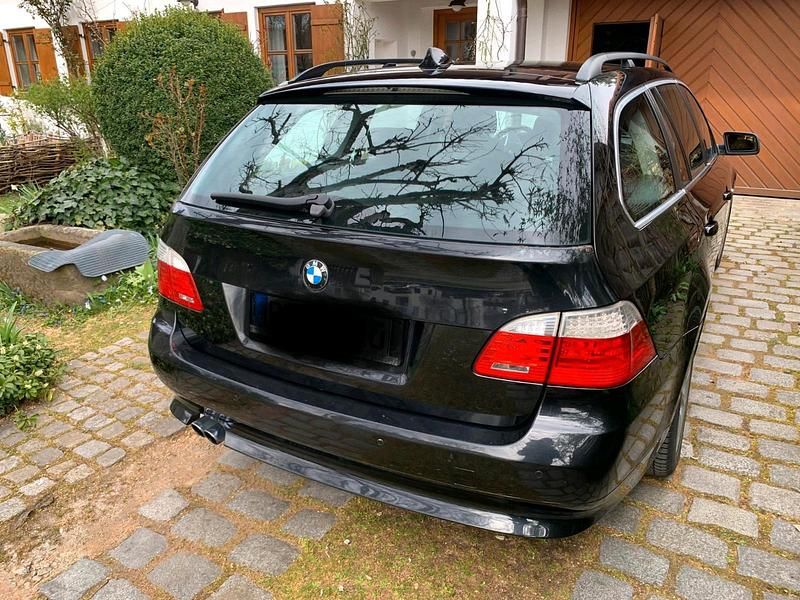 Gebraucht BMW 523 190 PS (139 kW) 2007 Schwarz Kombi