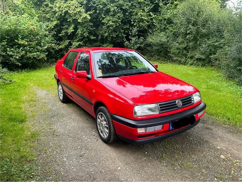 Rot Gebraucht 1993 VW Vento Limousine | 4.390 € - Bild 1/4