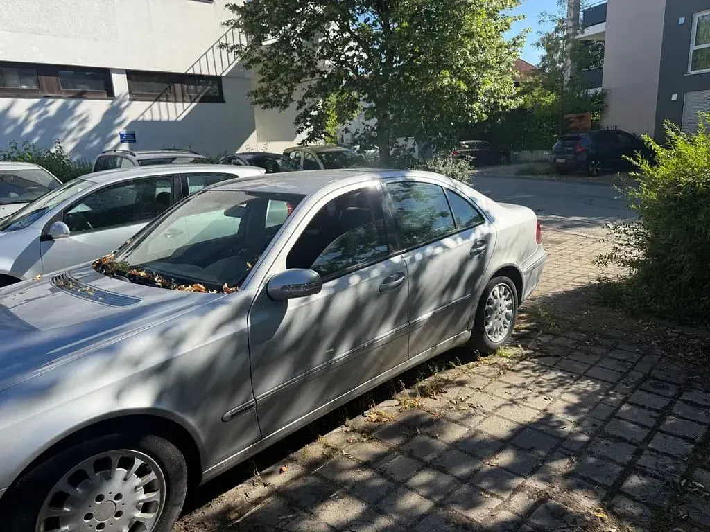 Gebraucht Mercedes E220 Elegance 150 PS (110 kW) 2003 Silber Limousine