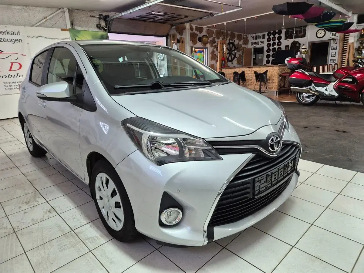 Gebraucht Toyota Yaris 99 PS (72 kW) 2017 Silber Kleinwagen
