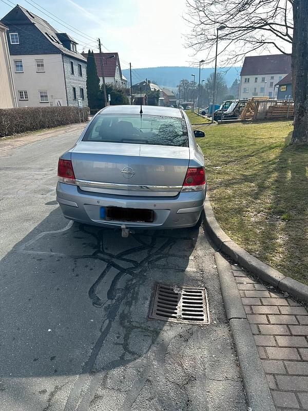 Gebraucht Opel Astra 105 PS (77 kW) 2008 Silber Limousine